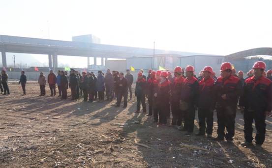 揚(yáng)鞭策馬喜圓發(fā)展夢(mèng)，萬(wàn)眾一心共筑新長(zhǎng)城